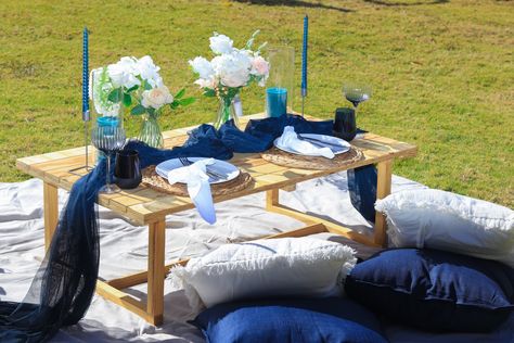 Cusions, table for two Blue Picnic Ideas, Blue And White Picnic Theme, Picnic Birthday Party Blue, Blue Boho Picnic, Blue Luxury Picnic, Anniversary Beach Picnic, Picnic Theme, Picnic Decorations, Deco Blue