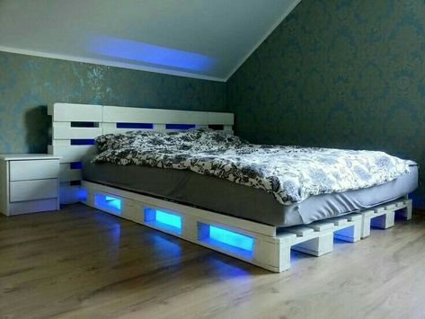 Pallet Bed With Lights, Pallet Bed Frame Diy, Wooden Pallet Beds, Wood Pallet Beds, Pallet Bed Frames, Pallet Bed Frame, Diy Pallet Bed, Diy Platform Bed, Pallet Beds