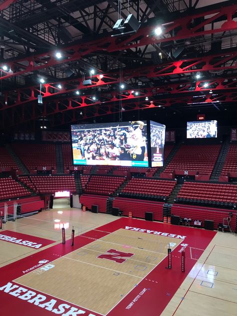 Stanford Volleyball Aesthetic, Nebraska Huskers Volleyball, Nebraska Volleyball Aesthetic, Nebraska Volleyball Wallpaper, College Volleyball Aesthetic, Volleyball Nebraska, Volleyball Stadium, Stanford Volleyball, Husker Volleyball