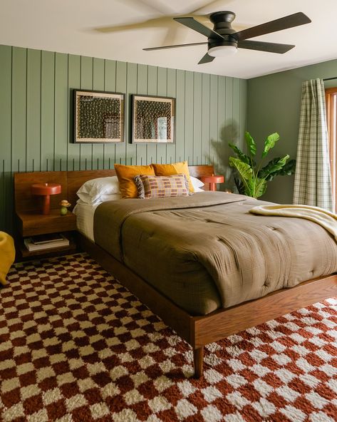 Mid Century Modern Cabin Bedroom, Green Midcentury Bedroom, Retro Cabin Bedroom, 1960s Cabin, Modern Cabin Bedroom, 70s Inspired Bedroom, Master Bed Set Mcm, Mid Century Modern Master Bedrooms 2022, Retro Cabin