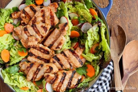 Grilled Asian Pork Tenderloin Salad with Honey-Ginger Vinaigrette Recipes For Dinner Pork, Pork Tenderloin Salad, Recipes With Ginger, Seared Tuna Salad, Asian Pork Tenderloin, Dinner Pork, Pork Salad, Asian Pork, Recipes Asian