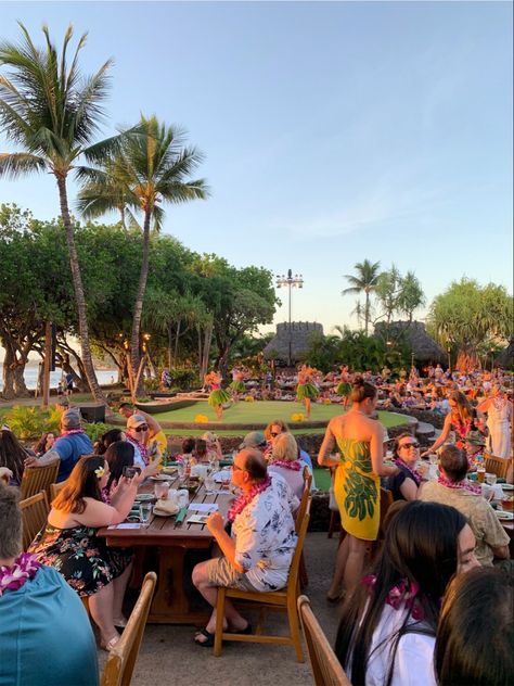 sunset in hawaii at an hawaiian luau eating dinner with the family Hawaii Luau Aesthetic, Hawaii Restaurant Aesthetic, Family Trip To Hawaii, Hawaii Trip With Friends, Byu Hawaii Aesthetic, Birthday In Hawaii, Luau Aesthetic, Hawaii Vacation Aesthetic, Dinner In Hawaii