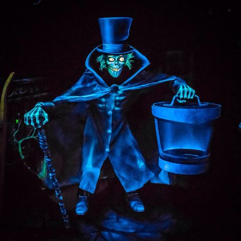 Disney Haunted Mansion Art, Hat Box Ghost, Haunted Mansion Costume, Hatbox Ghost, Disney Hats, Ghost Costume, Chalkboard Designs, Disney Haunted Mansion, Universal Monsters