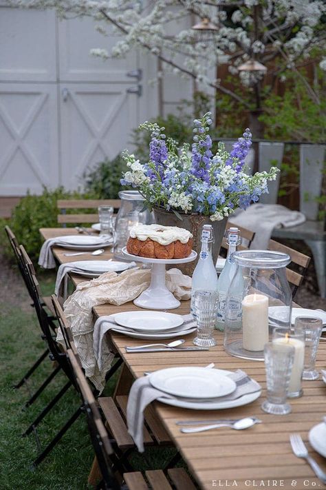 14 Spring tablescape Ideas for beautiful outdoor entertaining. Simple and inexpensive ideas to create relaxing and unique dinner parties and barbecues this summer. Summer Tablescapes Ideas, Tablescapes Ideas, Unique Dinner, Summer Tablescapes, Spring Entertaining, Tablescape Ideas, Spring Tablescapes, Spring Outdoor, Summer Tables