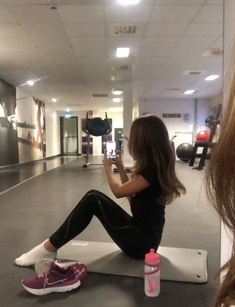 Model Gym Aesthetic, Girl Training Aesthetic, Pilates Fit Aesthetic, Excersise Aesthetic Girl, Fitness Studio Aesthetic, Pilates Mom Aesthetic, Gym Wear Aesthetic, Healing Girl Aesthetic, Gym Princess