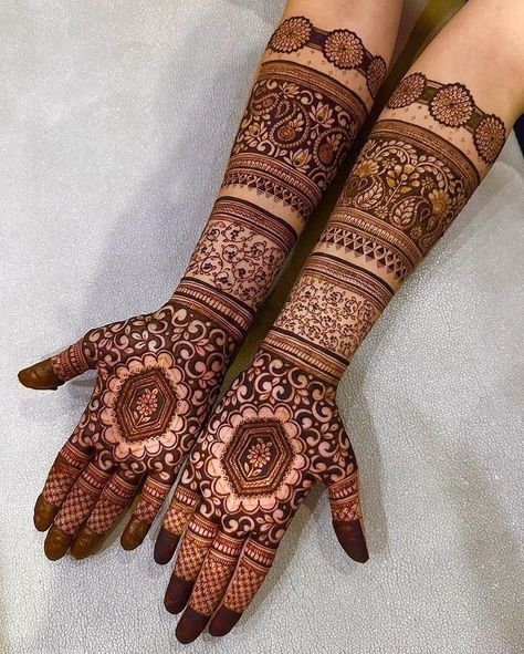 Mehendi Front Hand, Marriage Henna, Mahendi Bride, Henna Crown, Latest Mehndi Designs Wedding, Elegant Henna, Crown Tattoos, Wedding Henna Designs, Beautiful Simple Mehndi Design