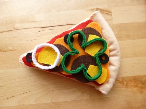 Play Kitchen Diy, Felt Pizza, Pizza Pattern, Felt Food Diy, Felt And Embroidery, Sewing Felt, Diy Plush, Felt Boards, Food Van