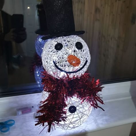 Diy Outdoor Snowman Decorations, Snow Men Crafts, Diy Snow Man, String Balloons, String Fairy Lights, Snowman Crafts Diy, Diy Snow, Diy Christmas Lights, Pva Glue