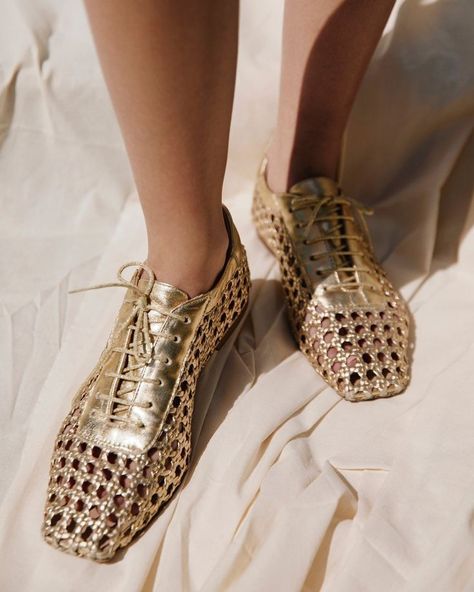 Purse Trends, High End Shoes, Modern Shoes, Oxford Flats, Boots And Sneakers, Trendy Shoes, Metallic Leather, Shoe Game, Moda Operandi