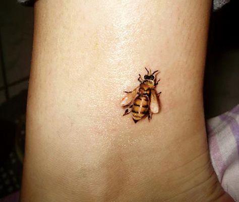 3d-bumble-bee-tattoo Bee Tattoo Meaning, Jason Tattoo, Wasp Tattoo, Tattoo Perna, Tatoo 3d, Honey Bee Tattoo, Amazing 3d Tattoos, Bumble Bee Tattoo, Finger Tats