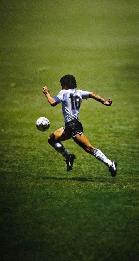 Diego Maradona Wallpapers, Maradona Aesthetic, Maradona Wallpaper, Maradona Football, Football Motivation, Mexico 86, Football Poses, Messi Soccer, Soccer Photography