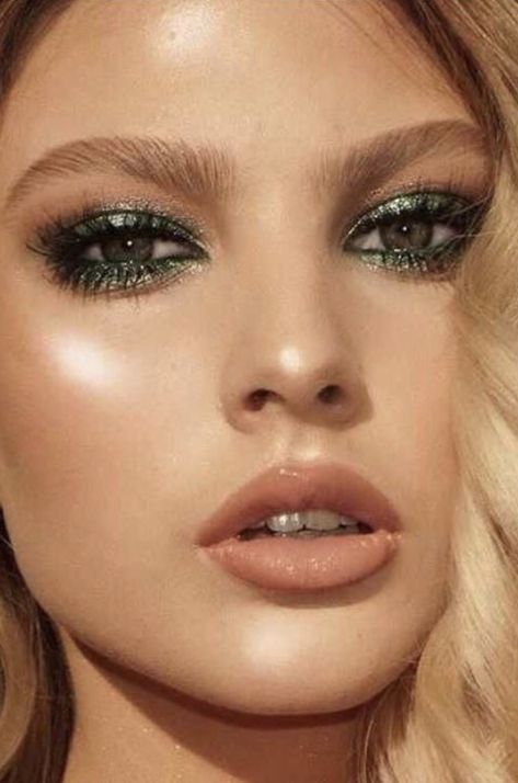 Party Makeup Green Eyes, Emerald Eye Makeup, Eye Makeup Glitter, Light Eye Makeup, Green Eyeshadow, Evening Makeup, Super Hair, Light Eyes, Makeup For Green Eyes