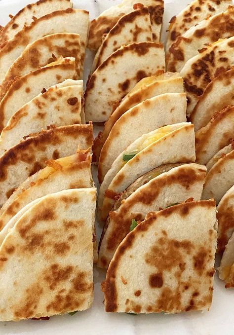 Mini Quesadillas with Bacon and Jalapeños are crispy, cheesy and easy to make. A perfect dinner, appetizer or snack! Easy Party Food Dessert, Appetizers For Hosting, Appetizer Catering Ideas, Mini Soup Appetizers, Party Quesadillas Appetizers, Mexican Passed Appetizers, Family Lunch Ideas Parties, Last Minute Finger Food Ideas, Mexican Food Party Ideas Appetizers