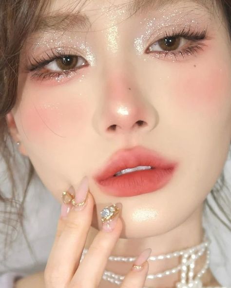 Shimmer Makeup Look, Idol Makeup, Facial Reconstruction, Gentle Makeup, Valentino Beauty, Angel Makeup, Asian Makeup Looks, Ballet Girl, Shimmer Makeup