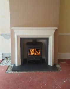 Fireplace Finishes, Fireplace Lounge, Woodburning Stove Fireplace, Small Wood Burning Stove, Wood Burner Fireplace, Wood Burning Stoves Living Room, Log Burner Fireplace, Log Burner Living Room, Stove Ideas