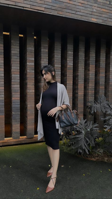 Pregnancy Outfit, Woman Outfit, Pregnancy Outfits, Pregnant Women, Modest Fashion, Austin, Casual Outfits, Ootd, Street Style