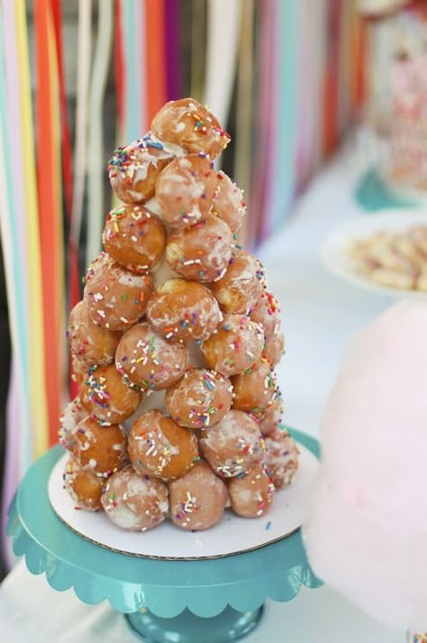 Doughnut topiary Breakfast Party Decorations, Donut Tree, Wedding Brunch Reception, Birthday Breakfast Party, Sprinkles Birthday Party, Brunch Party Decorations, Thanksgiving Breakfast, Doughnut Holes, Powdered Donuts