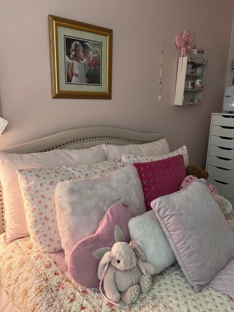 Light Pink And White Room, Pink And White Room Aesthetic, White Room Aesthetic, Pink And White Room, Coquette Bed, Pink Bed Sheets, Pink Blankets, Holiday Room Decor, White Bed Sheets