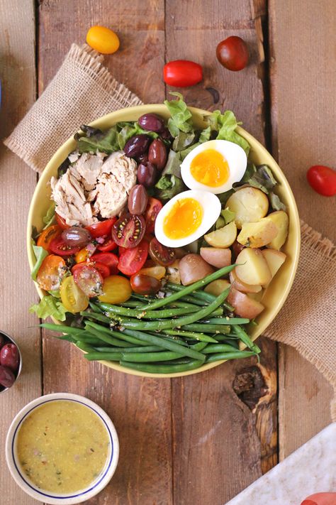 Classic Nicoise Salad Paleo Salad Recipes, Natural Grocers, Vegan Egg, Paleo Salads, Nicoise Salad, Salad Healthy, Clean Diet, Vegan Eggs, Food Choices