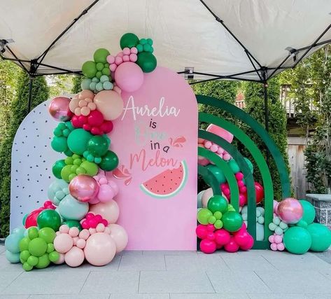 Watermelon Birthday Party Theme, Birthday Party Paper Decorations, Tutti Frutti Birthday Party, Watermelon Theme, Fruit Birthday Party, Watermelon Birthday Parties, First Birthday Balloons, Fruit Birthday, 1st Birthday Party Themes