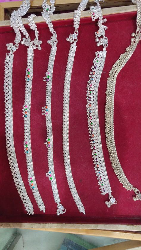 Pattilu Designs Silver Simple, Pattilu Designs Silver, Payal Designs Silver, Beautiful Simple Mehndi Design, Junk Jewellery, Silver Anklets Designs, Silver Payal, Diya Rangoli, Silver Bracelet Designs