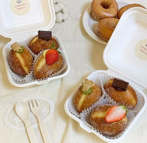 Bomboloni Packaging, Homemade Donuts Recipe, Baking Packaging, Bistro Food, Dessert Packaging, Food Menu Design, Homemade Donuts, Delicious Donuts, Pastry And Bakery