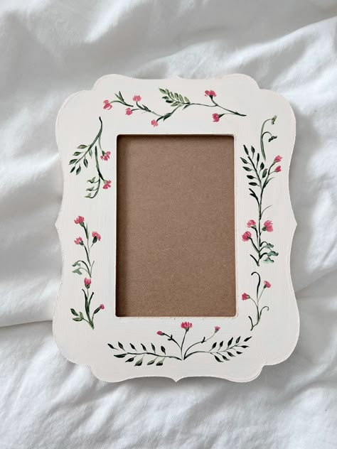 Floral Hand Painted Frame Custom Name Gift Custom Frame Vintage Frame Gift Personalized - Etsy Picture Frame Painting Ideas Diy Wood, Flower Frame Painting, Diy Painted Picture Frames Ideas, Painting On Picture Frames, Cute Painted Picture Frames, Painted Photo Frames Diy, Diy Painted Frame, Hand Painted Frames Ideas, Paint Frame Ideas