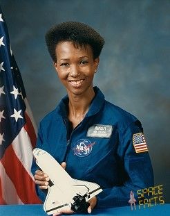 Mae C Jemison, Women Inventors, Mae Jemison, Serena Williams Tennis, Female Scientist, Teena Marie, African History Truths, Counting For Kids, American Female