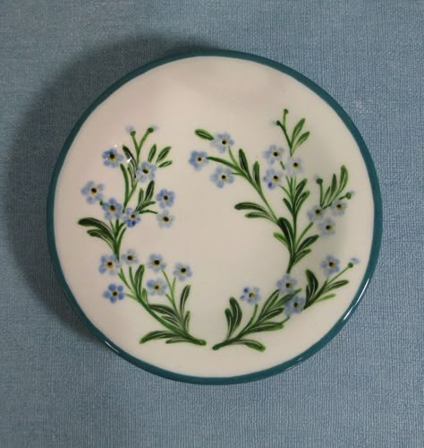 Forget Me Not Pottery, Cottagecore Pottery Painting, Pottery Painting Ideas Green, Ceramic Platter Painting Ideas, Painted Earth Pottery Ideas, Pottery Painting Green, Green Pottery Painting, Mug Craft Ideas, Pottery Painting Designs Plate