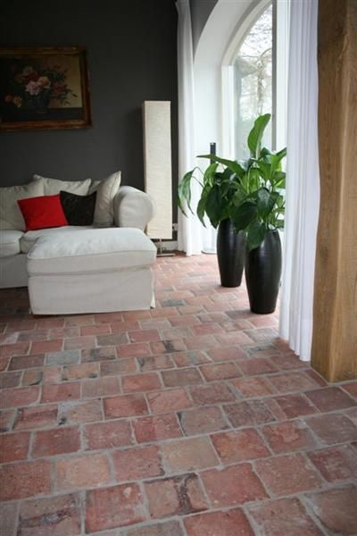 Bleken / Whitewashen terracotta rode estrikken tegelvloer Painted Wooden Floors, Brick Floor, Creative Flooring, Terracotta Floor, Casa Country, Natural Stone Flooring, Cottage Kitchens, Brick Flooring, Stone Flooring