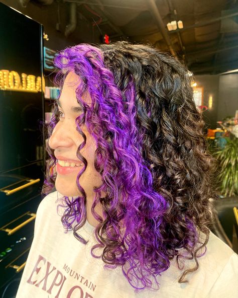 Purple Money Piece Curly Hair, Curly Hair Money Piece, Purple Money Piece Hair, Purple Money Piece, Money Piece Curly Hair, Purple Curly Hair, Purple Money, Money Pieces, Money Piece