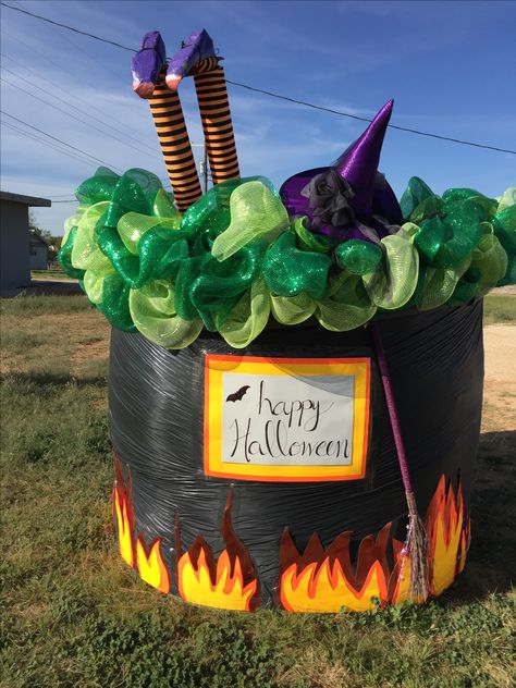 Halloween Hay Bale Ideas, Painted Hay Bale Ideas, Halloween Hay Bale, Hay Bale Decorating Ideas, Hay Bale Fall Decor, Hay Bale Decor, Painted Hay Bales, Hay Bale Decorations, Hay Bale Ideas