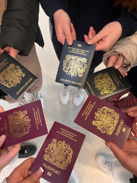 Italy Group Photo, School Trip To France, School Abroad Aesthetic, France School Trip, Spain School Aesthetic, School Trip To Paris, Iceland School Trip, Uk Passport Aesthetic, School Travel Aesthetic