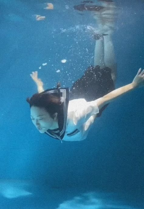 Swimming Reference Pose, Swimming Poses Reference, Dynamic Poses Action, Under Water Pictures, In Water Photography, Diving Into Water, Poses Action, Women In Water, Sustained Investigation