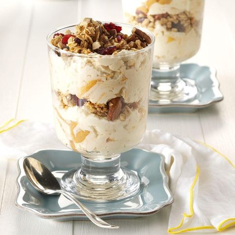 Yogurt Trifle, Yogurt Parfait Recipe, Vanilla Bean Cupcakes, 5 Ingredients Or Less, Yogurt Parfaits, Granola Parfait, Easy Breakfasts, Homemade Coffee Creamer, Easy Breakfast Ideas