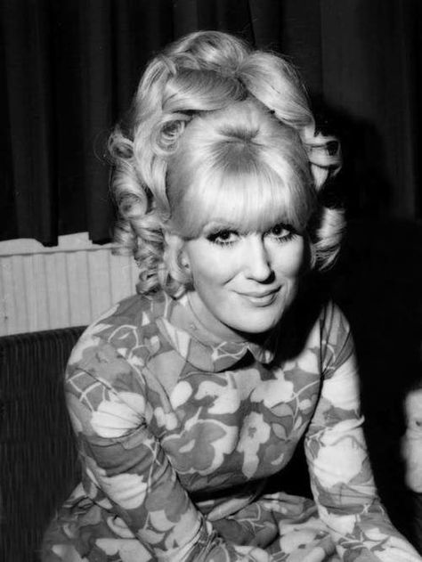 early '60's; singer Dusty Springfield Alexis Smith, Dusty Springfield, 60s Music, Soul Singers, Swinging Sixties, British Invasion, The Sixties, I'm With The Band, After Life