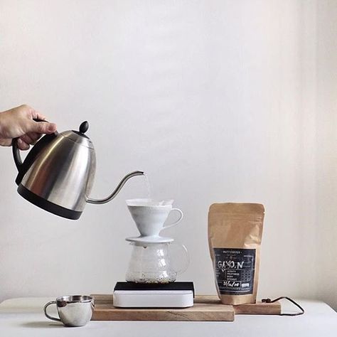 Simple Sunday V60 Kit, all available online! |  TAG your coffee friends  | Shop Online at: @alternativebrewing - link in bio #AlternativeBrewing & TAG us to be featured ☕️ by @ryan.pang Pod Coffee Machine, Burr Coffee Grinder, Coffee Dripper, Automatic Coffee Machine, Camping Coffee, Milk Frother, Coffee Pods, Coffee Branding, Coffee Grinder