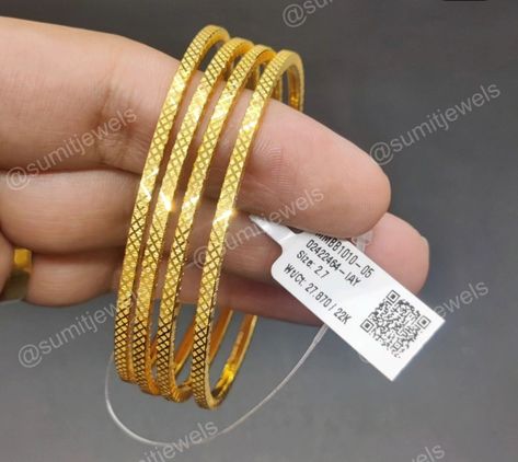 Gold Bangles Design For Daily Use, Dubai Gold Bangles, Simple Gold Bangle, Plain Gold Bangles, Gold Earrings For Kids, Gold Bangles Indian, Wedding Jewelry Sets Bridal Jewellery, Antique Necklaces Design, Gold Jewelry Outfits