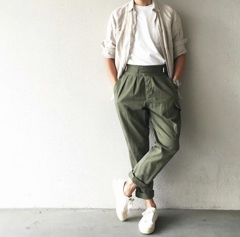 Casual gurkha Bohemian Men, Bohemian Style Men, Mens Fashion Streetwear, Fashion Boho, Stylish Mens Outfits, Men Fashion Casual Outfits, Streetwear Men Outfits, Green Pants, Mens Style