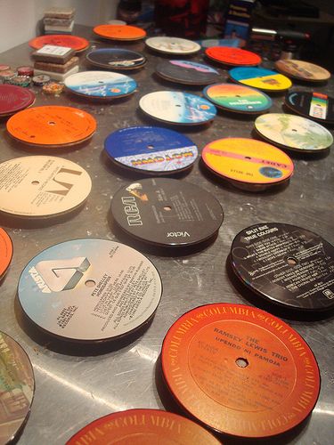 45 Records Crafts Diy, Record Coasters Diy, Decorating With Old Records, Art With Vinyl Records, 45 Record Crafts, Vinyl Record Crafts Diy, Diy Vinyl Record Projects, Now Playing Record Display, Repurpose Records