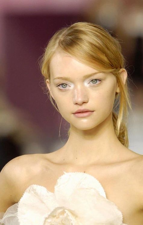 Runway Hairstyles, Gemma Ward, Runway Hair, Fashion Runway, Look Younger, Runway Models, Professional Hairstyles, Role Models, Runway Fashion