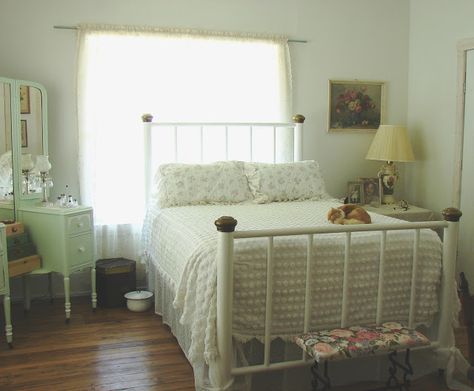 romantic prairie style inspiration, 1930s style bedroom 1930s Bedroom Ideas, 1930s Bedroom, Country Bedroom Furniture, Farm Bedroom, Vintage Bedroom Styles, Radium Girls, Vintage Bedroom Furniture, Cottage Room, 1930s House