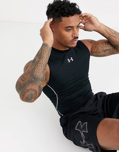 Employee Outfit, Workout Outfits For Men, Running Photoshoot, Gym Outfit Aesthetic, Mens Gym Outfits, Fitness Photoshoot Poses, Apparel Photoshoot, Male Fitness Photography, Sports Fashion Photography