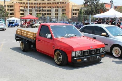 Nissan Hardbody D21 Slammed, Electronics Storage Ideas, Truck Modified, Nissan Hardbody D21, Datsun Truck, Nissan Vans, Drift Truck, Nissan Hardbody, Custom Truck Beds