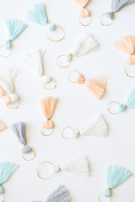 DIY Tassel Wine Charms / Easy DIY / Party Ideas Wine Charms Diy, Tassel Diy, Pompon Diy, Colorful Tassels, Entertaining Tips, Diy Party Favors, Diy Tassel, Easy Entertaining, Gift Diy