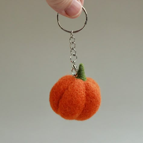 Fall Needle Felting, Needle Felted Keychains, Needle Felting Keychain, Needle Felt Keychain, Needle Felting Halloween, Felted Keychains, Felted Keychain, Pumpkin Keychain, Felt Plushie