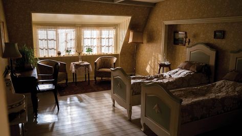 Boarding School Dorms Dark Academia, Salvatore Boarding House Bedroom, 1930s Hotel Room, Old Boarding School Dorm, Boarding School Dorm, 1940s Hotel, Seaside Hotel, Victorian Furniture, Bedroom Vintage