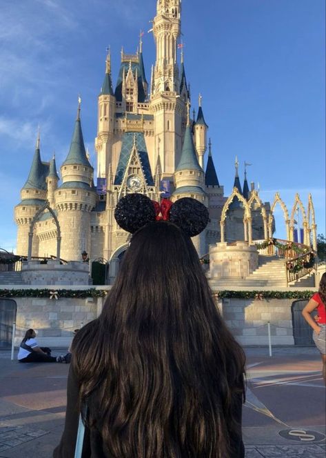 Baltimore Outfit Winter, Disneyland Aesthetic Friends, Tokyo Disneyland Aesthetic, Disney Poses, Disney Tokyo, Disneyland Photos, Disney Photo Ideas, Disney World Pictures, Disney Paris