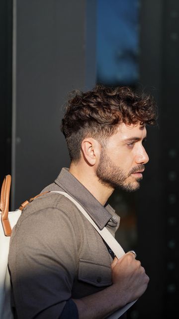 ALEX COSTA on Instagram: "Easy way to get the trendy curly undercut styled properly. Check out @forteseries to get your hair products! The argan oil smells incredible and immediately makes your hair feel softer. The thickening spray adds volume, fullness and hold with just a few sprays. We put an insane amount of work into every product, and I can’t wait for you to try them! 😎 #menshair #menshaircut #menshairstyle #curlyhair #curlyhairstyles #hairstyletutorial" Thick Curly Hair Men Style, Men’s Short Curly Hair Styles, Undercut Hairstyle Men Curly, Mens Curly Haircuts Fade, Men's Curly Hairstyle, Classic Curly Hairstyles Men, Mens Thick Curly Hairstyles, Men Haircut For Curly Hair, Curly Hair Men Haircut Taper