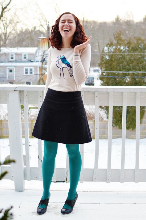 Green Pantyhose, Skirt With Tights Outfit, Tweed Outfits, Bright Winter Outfits, Skirt With Tights, Casual Office Fashion, Outfits With Tights, Colorful Tights, Colored Tights Outfit